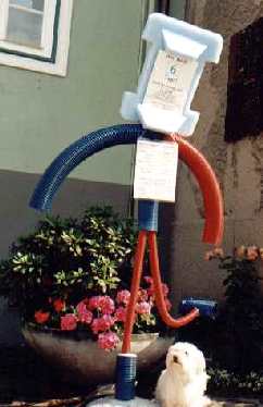 "Skulptura R" - Humoristische Umsetzung des Zeit"R"eisenlogos 1998 (durch den  Kulturkreis Freisingerberg )